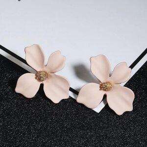 4/$25 Blush Flower Studs
